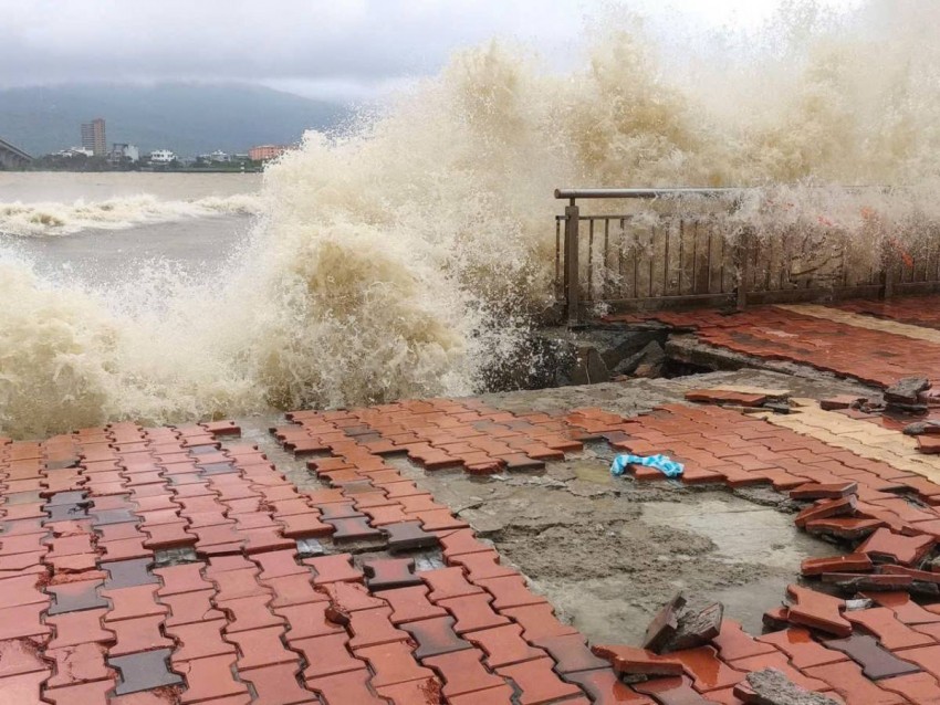 nhiều đoạn vỉa hè, ghế đá, trụ đèn… bị sóng đánh tan tác.