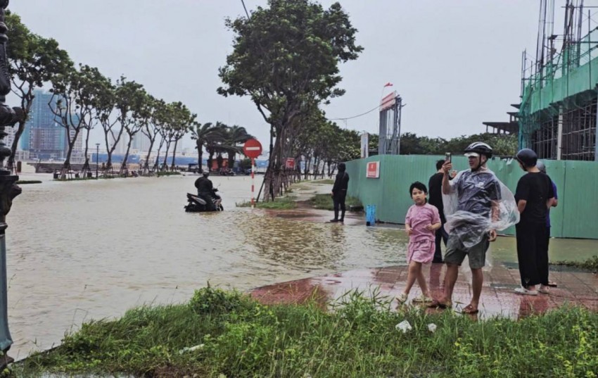 Cảnh tượng này thu hút nhiều người hiếu kỳ tới xem, chụp hình