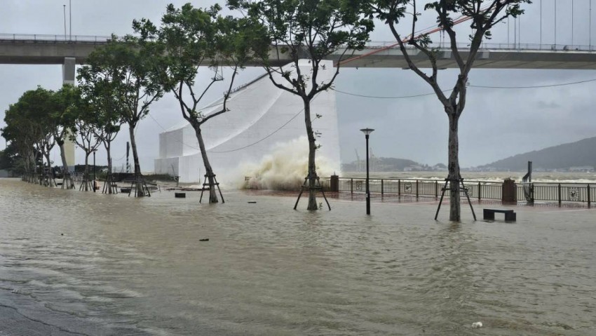 Sóng biển lấn sâu vào cửa sông Hàn, tràn qua vỉa hè xuống mặt đường Như Nguyệt