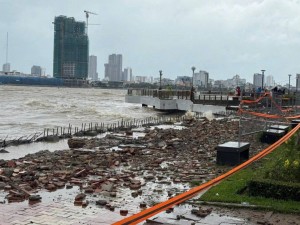 Đà Nẵng nước sông Hàn dâng cao, bờ kè Như Nguyệt bị sóng đánh hư hỏng nặng
