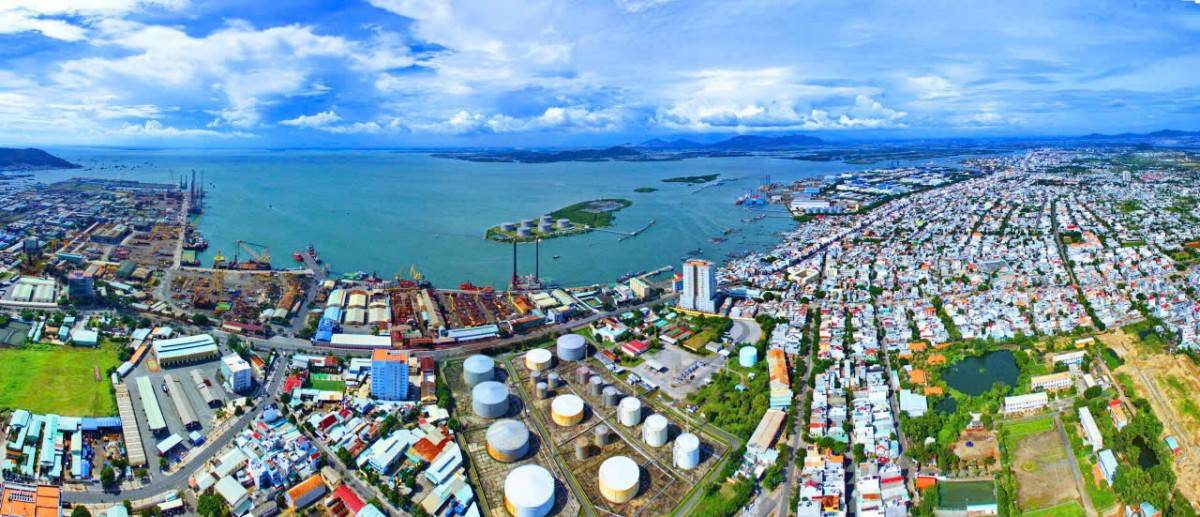 Cảng KCN Đông Xuyên nằm trong nhóm cảng biển số 4, được Cục Hàng hải Việt Nam công bố khả năng tiếp nhận phương tiện hàng hải lên đến 10.000 tấn (DWT) và được cấp chứng nhận phù hợp An ninh Cảng biển số ISPS/SoCPF/194/VN. Các hoạt động của cảng được quản lý và vận hành theo hệ thống quản lý chất lượng ISO 9001:2015 và hệ thống an toàn, sức khỏe, môi trường ISO 45001:2018