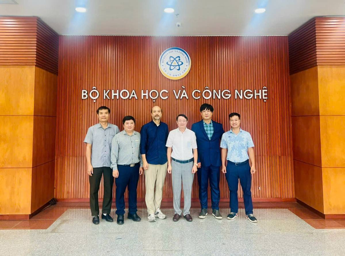 S Chử Đức Hoàng (thứ 2 từ trái sang) chụp ảnh lưu niệm cùng lãnh đạo tập đoàn Ubion Hàn quốc sau buổi làm việc về khởi nghiệp đổi mới sáng tạo.