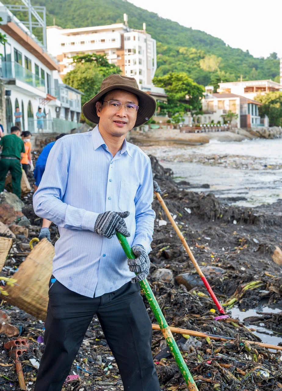 Bí thư Đảng uỷ phường Vũng Tàu- ông Nguyễn Tấn Bản cùng người dân trực tiếp tham gia thu gom rác đại dương