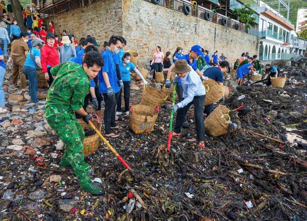 Bí thư Đảng uỷ phường Vũng Tàu- ông Nguyễn Tấn Bản cùng người dân trực tiếp tham gia thu gom rác đại dương