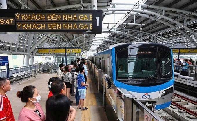 nhiều dự án trọng điểm như tuyến metro, các nút giao lớn và cầu vượt trọng yếu của thành phố đều được đẩy nhanh tiến độ thi công, đảm bảo mục tiêu phục vụ nhu cầu đi lại của người dân