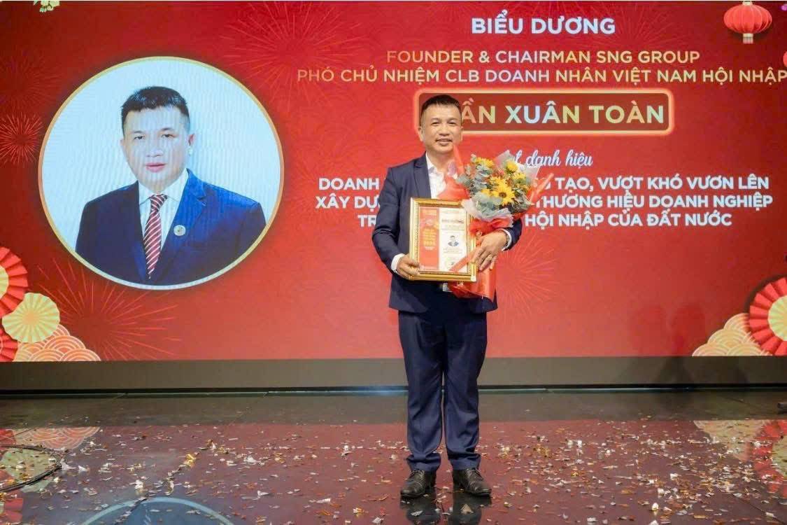 Doanh nhân Tony Trần được biểu dương danh hiệu “Doanh nhân sáng tạo – Vượt khó vươn lên, xây dựng và phát triển thương hiệu doanh nghiệp trong hành trình hội nhập của đất nước.”