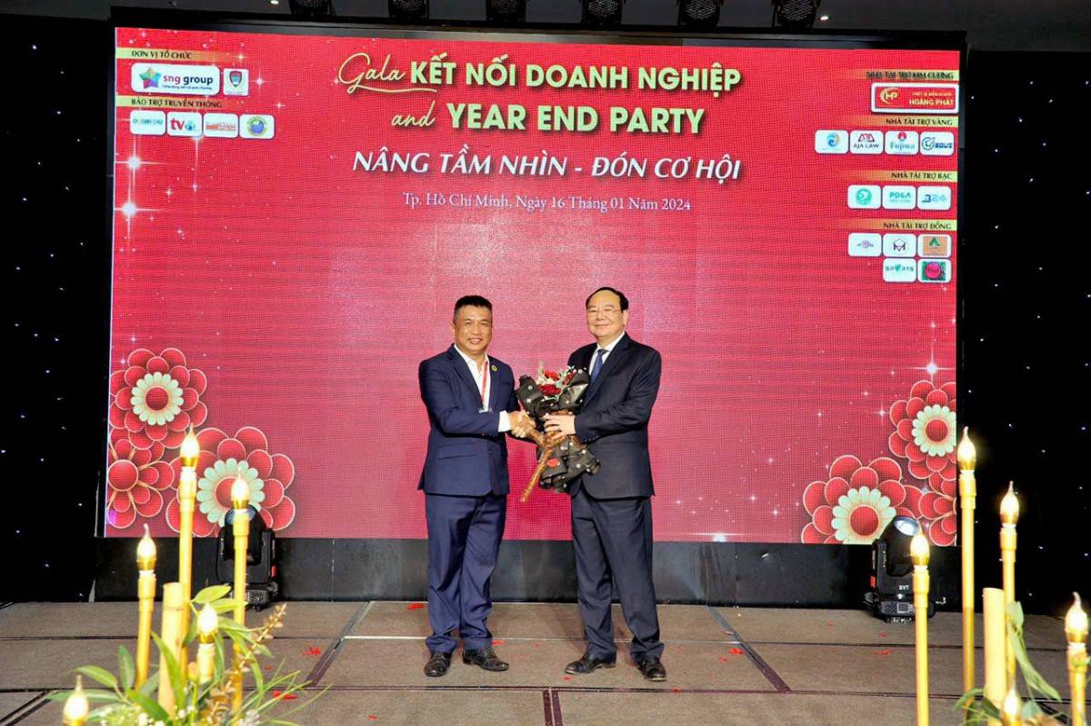  PGS.TS Nguyễn Văn Cường – Phó Cục trưởng Cục Hành chính – Quản trị II (nay là Phó Cục trưởng Cục Quản trị – Tài vụ – Văn phòng Chính phủ) tặng hoa chúc mừng Chủ tịch sáng lập Tony Trần tại sự kiện SNG Group.