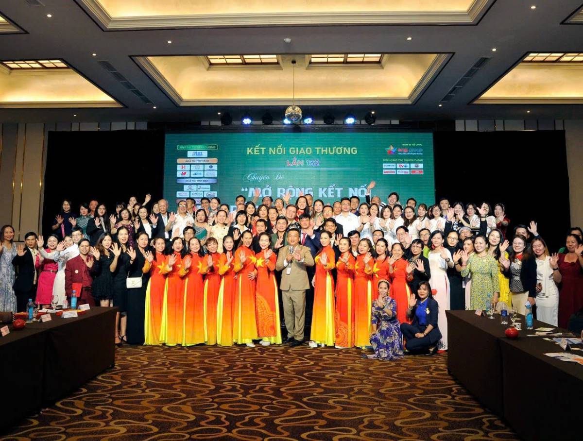 Chủ tịch sáng lập Tony Trần chụp ảnh cùng các thành viên SNG Group – biểu tượng cho tinh thần đoàn kết và kết nối doanh nhân Việt.