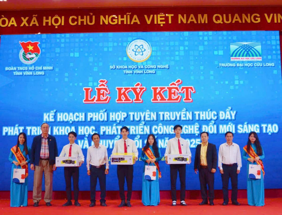 Sở Khoa học và Công nghệ tỉnh Vĩnh Long phối hợp với Trung tâm Internet Việt Nam tại Thành phố Hồ Chí Minh tuyên dương các đơn vị xuất sắc trong việc triển khai chương trình. Sở Khoa học và Công nghệ tỉnh Vĩnh Long phối hợp với Trung tâm Internet Việt Nam tại Thành phố Hồ Chí Minh tuyên dương các đơn vị xuất sắc trong việc triển khai chương trình.