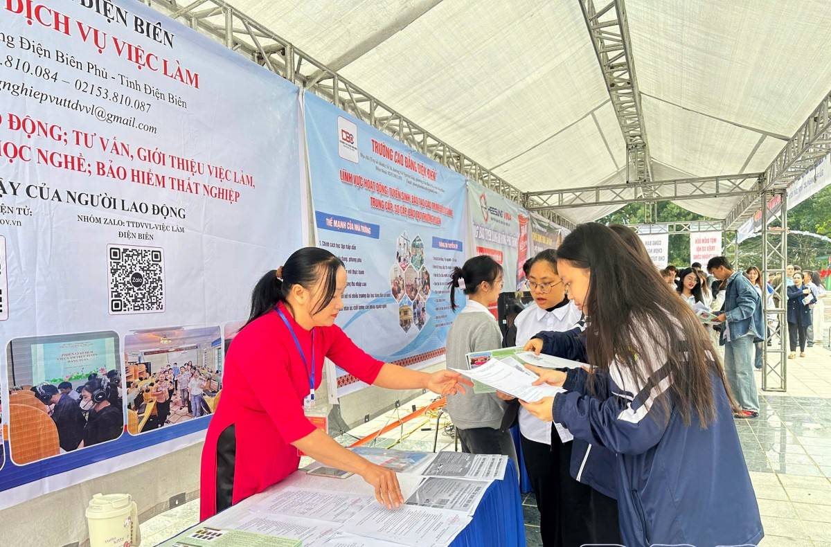 Hội chợ việc làm Tuần Giáo: Mở rộng cơ hội nghề nghiệp cho người lao động Hội chợ việc làm Tuần Giáo: Mở rộng cơ hội nghề nghiệp cho người lao động