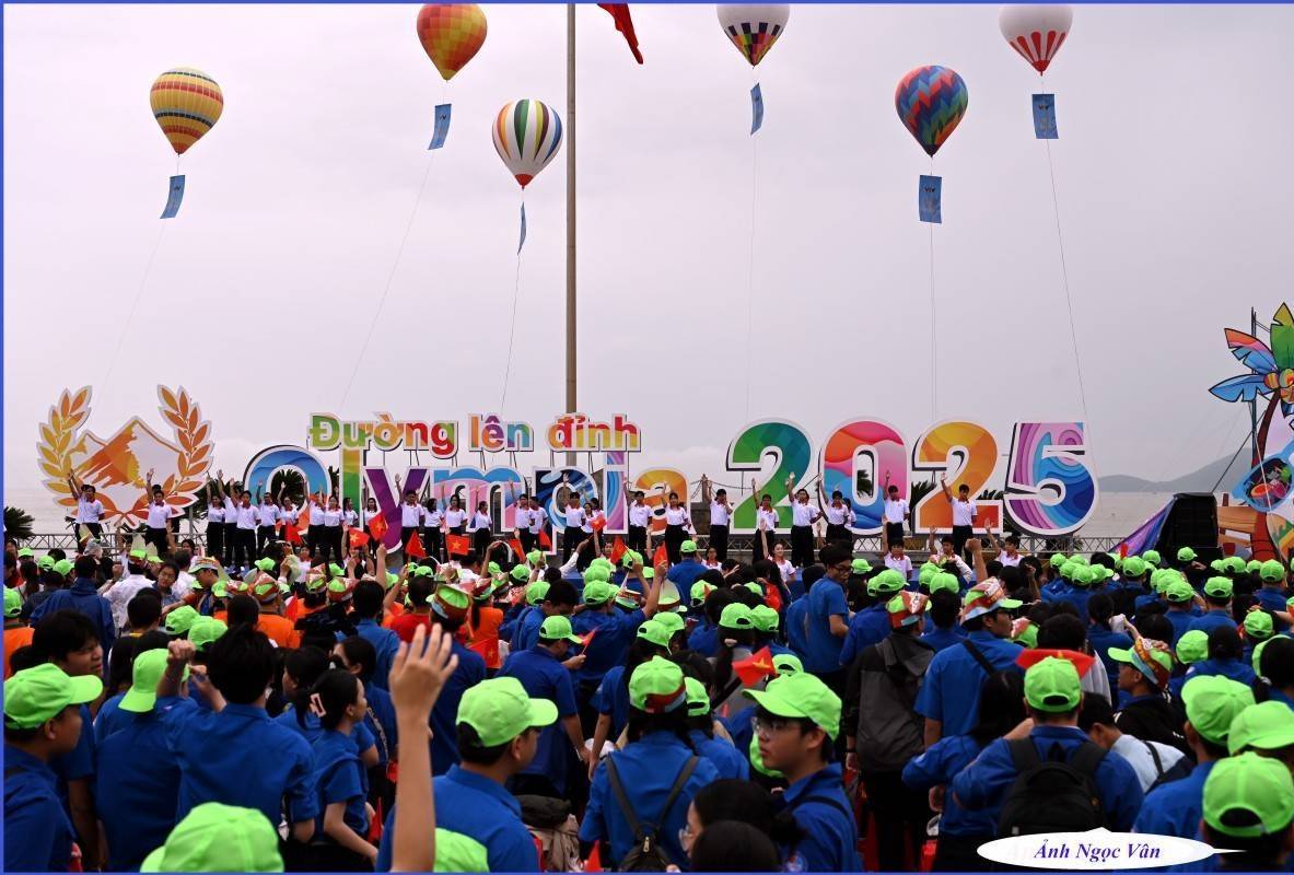 Hơn 4.000 người đội mưa cổ vũ Olympia 2025 tại điểm cầu Khánh Hòa