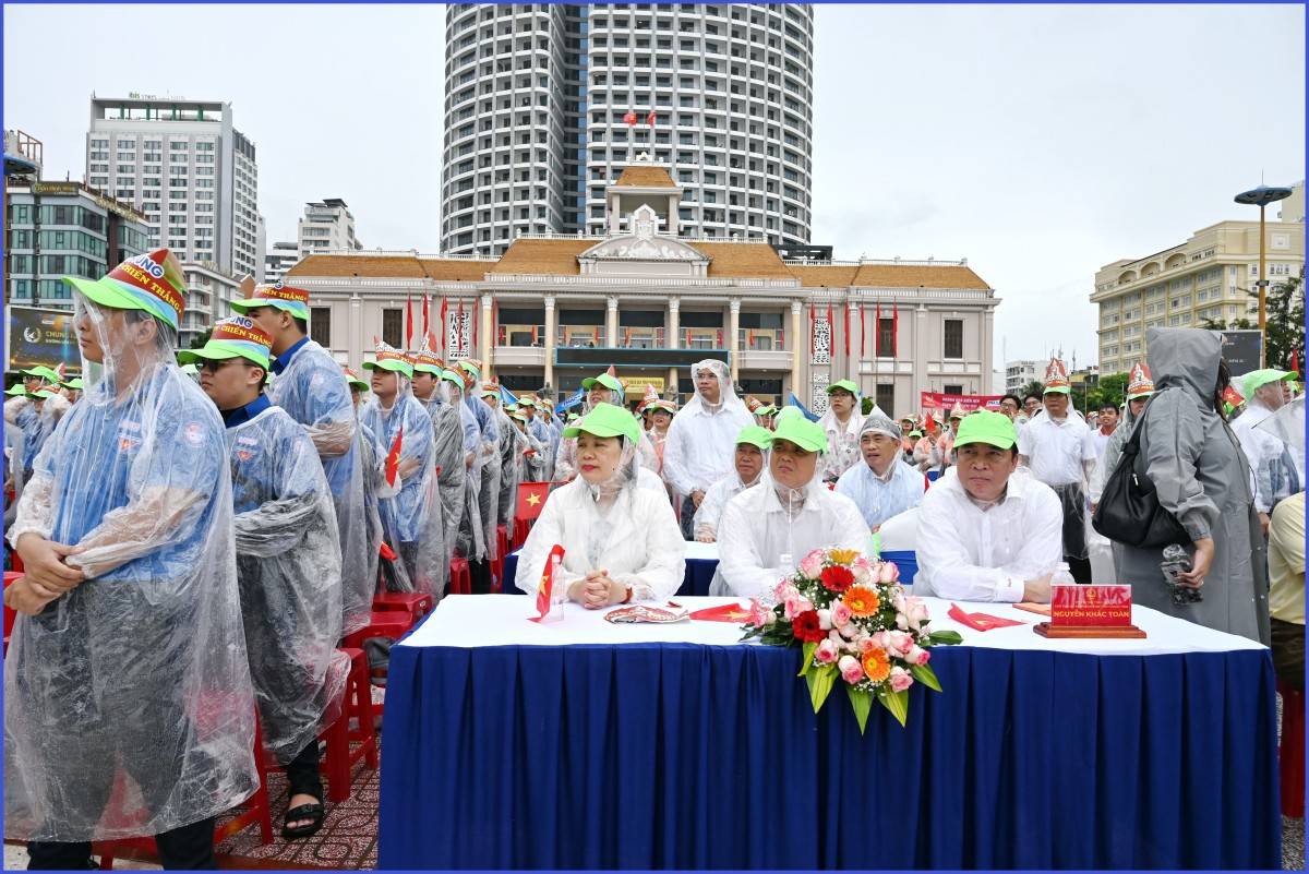 Hơn 4.000 người đội mưa cổ vũ Olympia 2025 tại điểm cầu Khánh Hòa Hơn 4.000 người đội mưa cổ vũ Olympia 2025 tại điểm cầu Khánh Hòa
