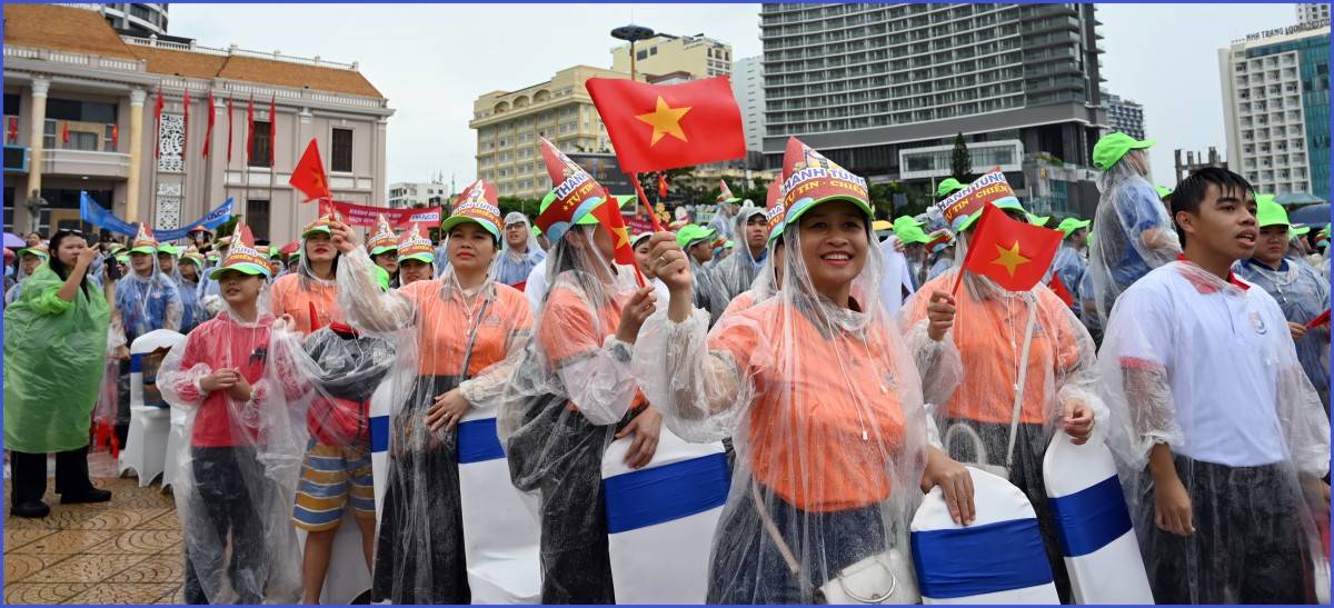 Hơn 4.000 người đội mưa cổ vũ Olympia 2025 tại điểm cầu Khánh Hòa Hơn 4.000 người đội mưa cổ vũ Olympia 2025 tại điểm cầu Khánh Hòa