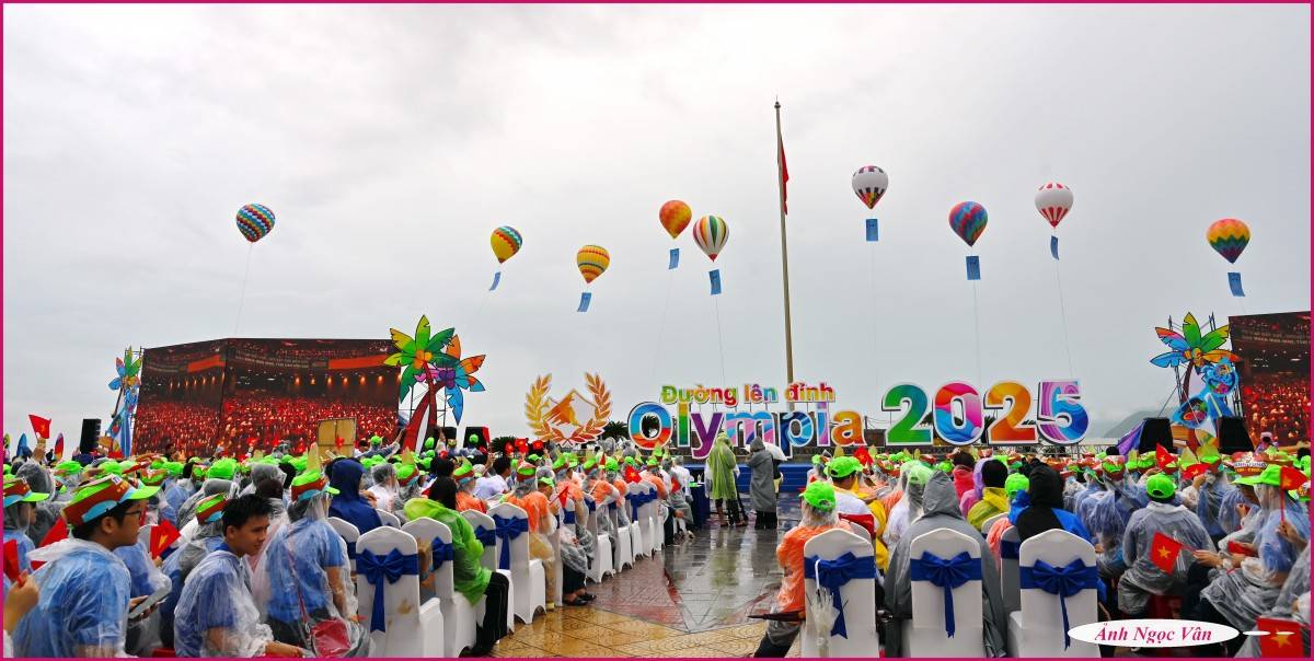 Hơn 4.000 người đội mưa cổ vũ Olympia 2025 tại điểm cầu Khánh Hòa Hơn 4.000 người đội mưa cổ vũ Olympia 2025 tại điểm cầu Khánh Hòa