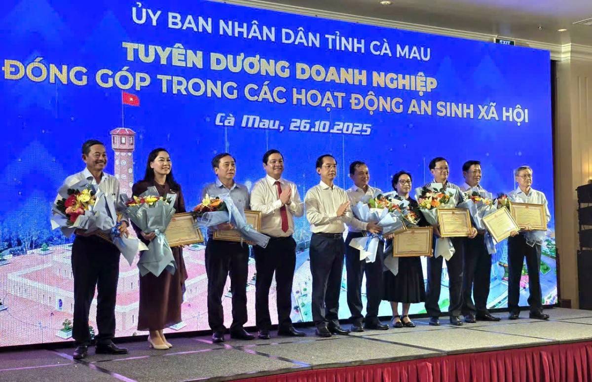 20 doanh nghiệp tiêu biểu đã được Chủ tịch UBND tỉnh trao Bằng khen vì thành tích xuất sắc trong phát triển kinh tế và an sinh xã hội.  20 doanh nghiệp tiêu biểu đã được Chủ tịch UBND tỉnh trao Bằng khen vì thành tích xuất sắc trong phát triển kinh tế và an sinh xã hội.