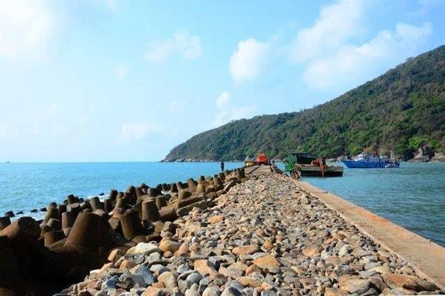 Cảng Hòn Khoai nằm ở vị trí chiến lược của cực Nam Tổ quốc, nơi hội tụ nhiều lợi thế tự nhiên và giao thương. Cảng Hòn Khoai nằm ở vị trí chiến lược của cực Nam Tổ quốc, nơi hội tụ nhiều lợi thế tự nhiên và giao thương.