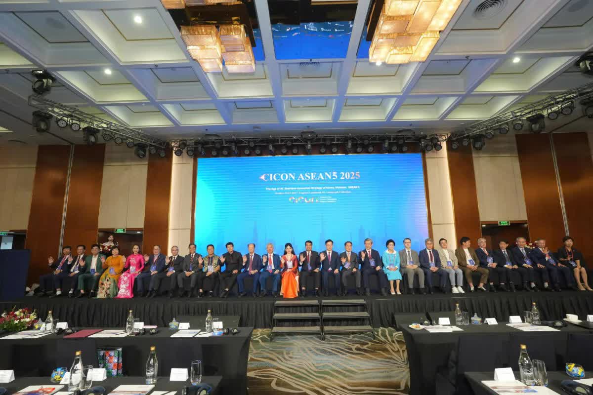 Ban điều hành IWEC chụp ảnh lưu niệm cùng CICON 2025 ghi dấu bước ngoặt mới của NTK – TS danh dự Nguyễn Quỳnh Như