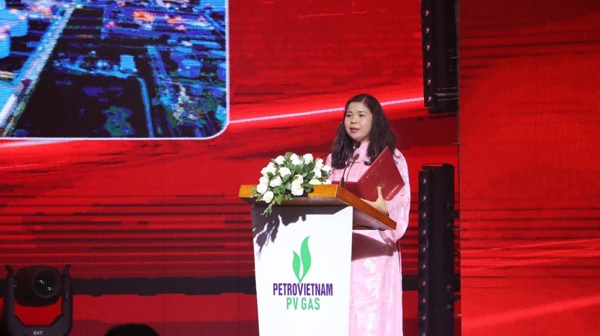Bà Nguyễn Thị Quỳnh Ngọc - Tổng thư ký VietKings, Phó Viện trưởng Viện Kỷ lục Việt Nam đại diện công bố Quyết định xác lập Kỷ lục Việt Nam PV GAS khẳng định vị thế tiên phong với 3 Kỷ lục Việt Nam mới