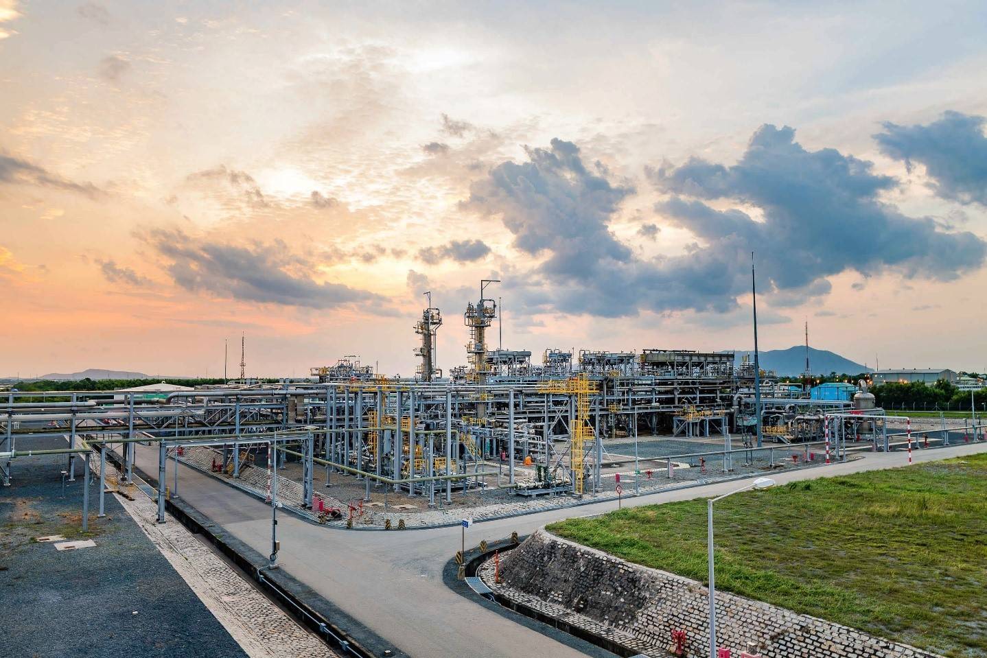 Nhà máy Xử lý khí Dinh Cố – công trình khoa học công nghệ trọng điểm của PV GAS, góp phần bảo đảm an ninh năng lượng quốc gia và phát triển bền vững ngành công nghiệp khí Việt Nam Từ khí đồng hành đến LNG: Hành trình tiên phong công nghệ của PV GAS