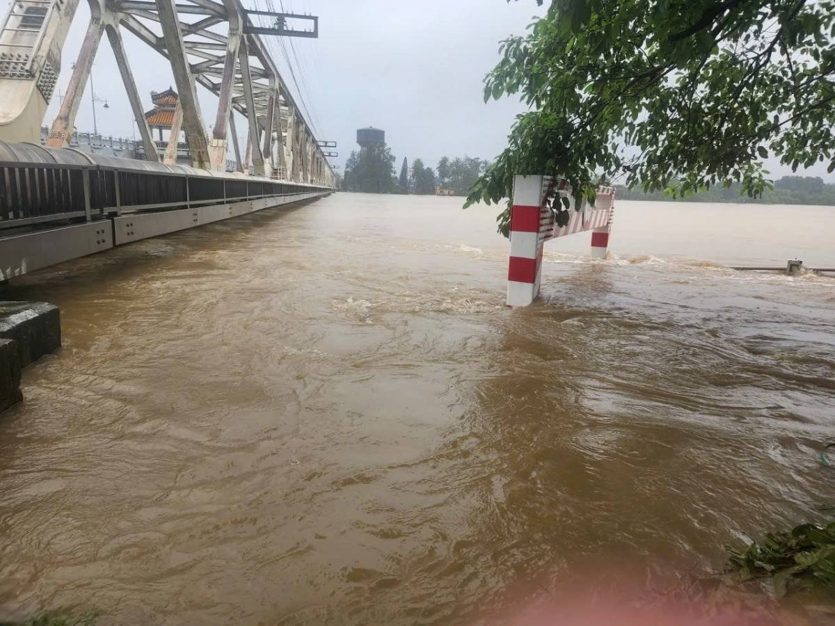 Ngập nước sâu tại km 682–684 (đoạn TP.Huế) - Ngành đường sắt đối mặt với nguy cơ mất an toàn