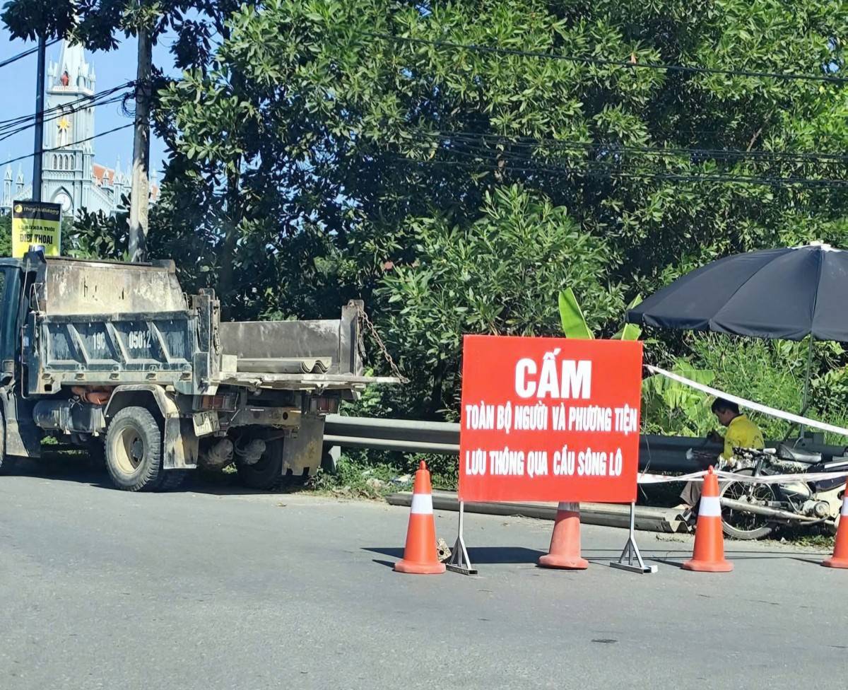 Phú Thọ tạm cấm lưu thông cầu sông Lô, hàng nghìn hộ dân gặp khó Phú Thọ tạm cấm lưu thông cầu sông Lô, hàng nghìn hộ dân gặp khó