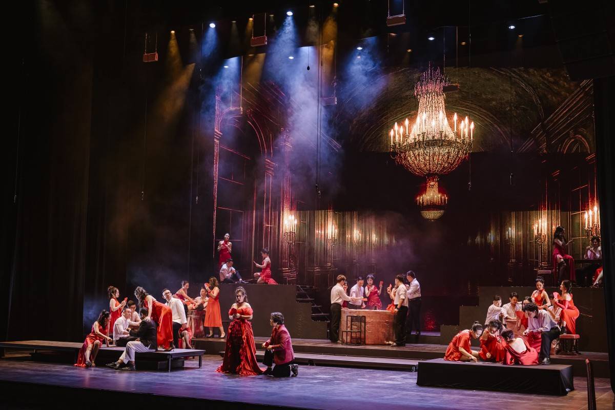  Khi tấm màn nhung mở ra, khán giả Hà Nội như được quay lại Paris thế kỷ XIX. Âm nhạc Verdi cất lên, dẫn dắt khán giả bước vào không khí xa hoa, nơi khởi đầu một mối tình định mệnh.