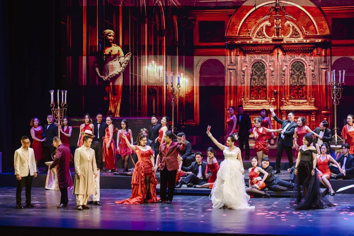 Ngay từ khởi đầu (Màn 1), khán giả bước vào căn phòng khách sáng rực ánh đèn của Violetta Valéry. Tiếng hợp xướng vang lên trong bản Libiamo ne’ lieti calici (Hãy cùng uống những ly rượu vui), khắc họa thế giới phù hoa của giới thượng lưu Paris.