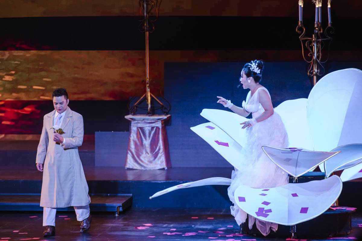  Giọng tenor Thanh Bình trong vai Alfredo cất lên bản aria Un dì, felice, eterea (Một ngày hạnh phúc). Âm nhạc dịu dàng như lời tỏ tình đầu, khát khao mà dè dặt - thứ tình yêu khiến Violetta lần đầu dao động.