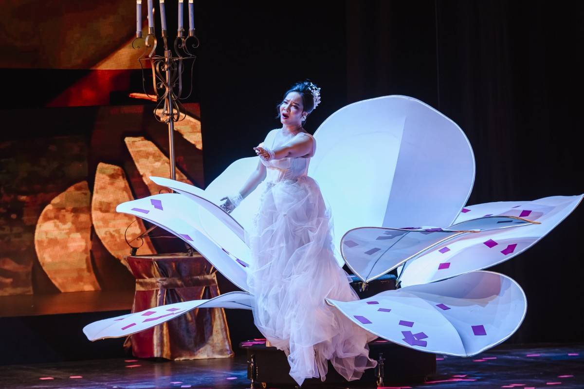 Nữ nghệ sĩ Lan Nhung trong vai Violetta trình diễn aria Sempre libera (Luôn tự do), một trong những bản aria nổi tiếng nhất của La Traviata. Những nốt cao chói sáng và tiết tấu nhanh thể hiện sự giằng xé giữa tự do và tình yêu.