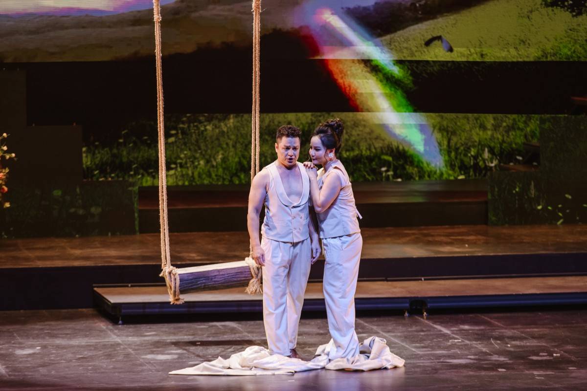 Mở đầu màn 2, sân khấu chuyển sang gam màu yên bình. Alfredo và Violetta sống trong hạnh phúc giản đơn, xa rời Paris xa hoa. Những giai điệu du dương, trữ tình của Verdi mang hơi thở thanh thản nhưng tạm bợ.