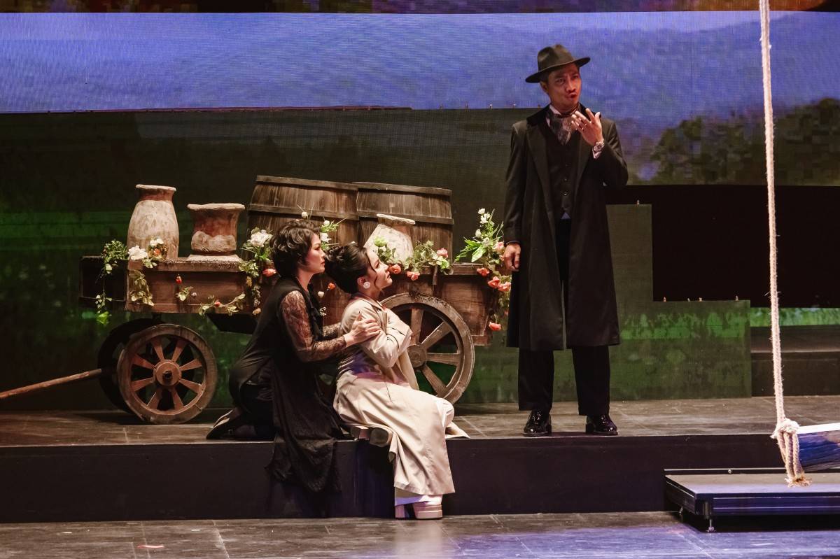 Nghệ sĩ Khắc Hòa trong vai Giorgio Germont bước lên sân khấu với aria Pura siccome un angelo (Trong trắng tựa thiên thần). Giọng baritone trầm ấm, nghiêm nghị, khắc họa hình ảnh người cha đại diện cho danh dự và lễ giáo.