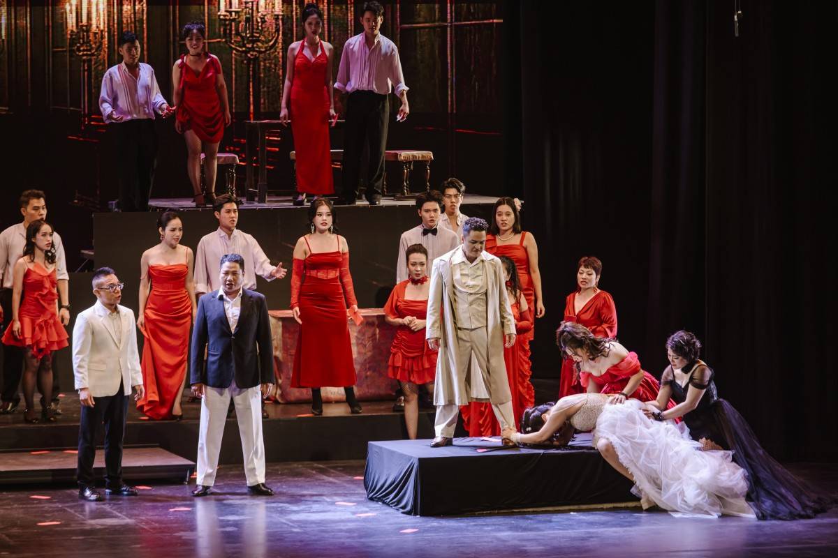 ​​​​​​​Trở lại Paris, không khí bữa tiệc sôi động với nhịp điệu matador. Alfredo, trong cơn giận dữ, sỉ nhục Violetta giữa đám đông. Đây là cao trào của màn hai. Âm nhạc dồn dập, ánh sáng chói chang, phơi bày sự tàn nhẫn của con người.