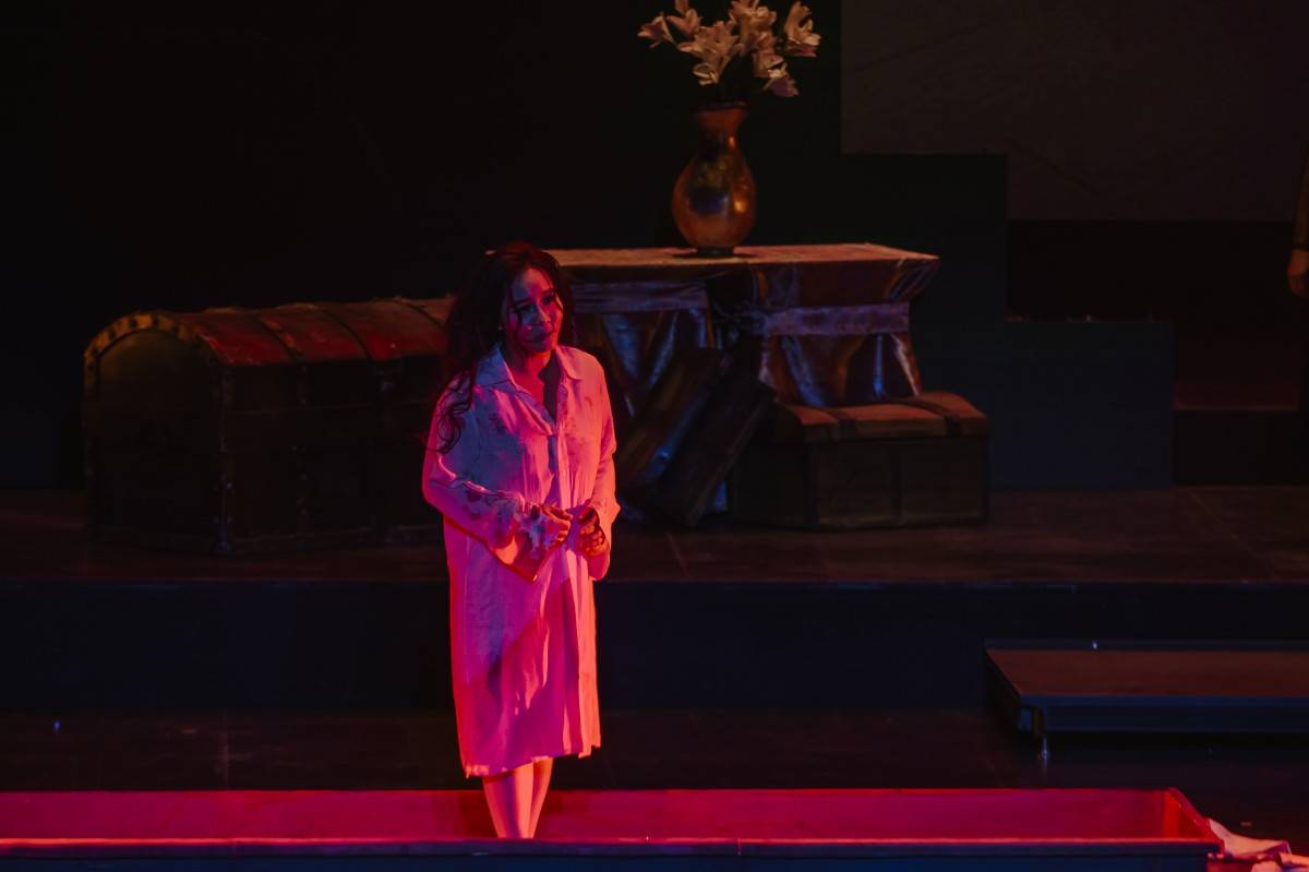 ​​​​​​​Khung cảnh màn ba thu lại trong bóng tối. Tiếng violin dẫn vào bản Addio del passato (Tạm biệt giấc mơ đẹp đẽ) - một aria buồn bã khi Violetta phải đối mặt với cái chết trong cô độc.