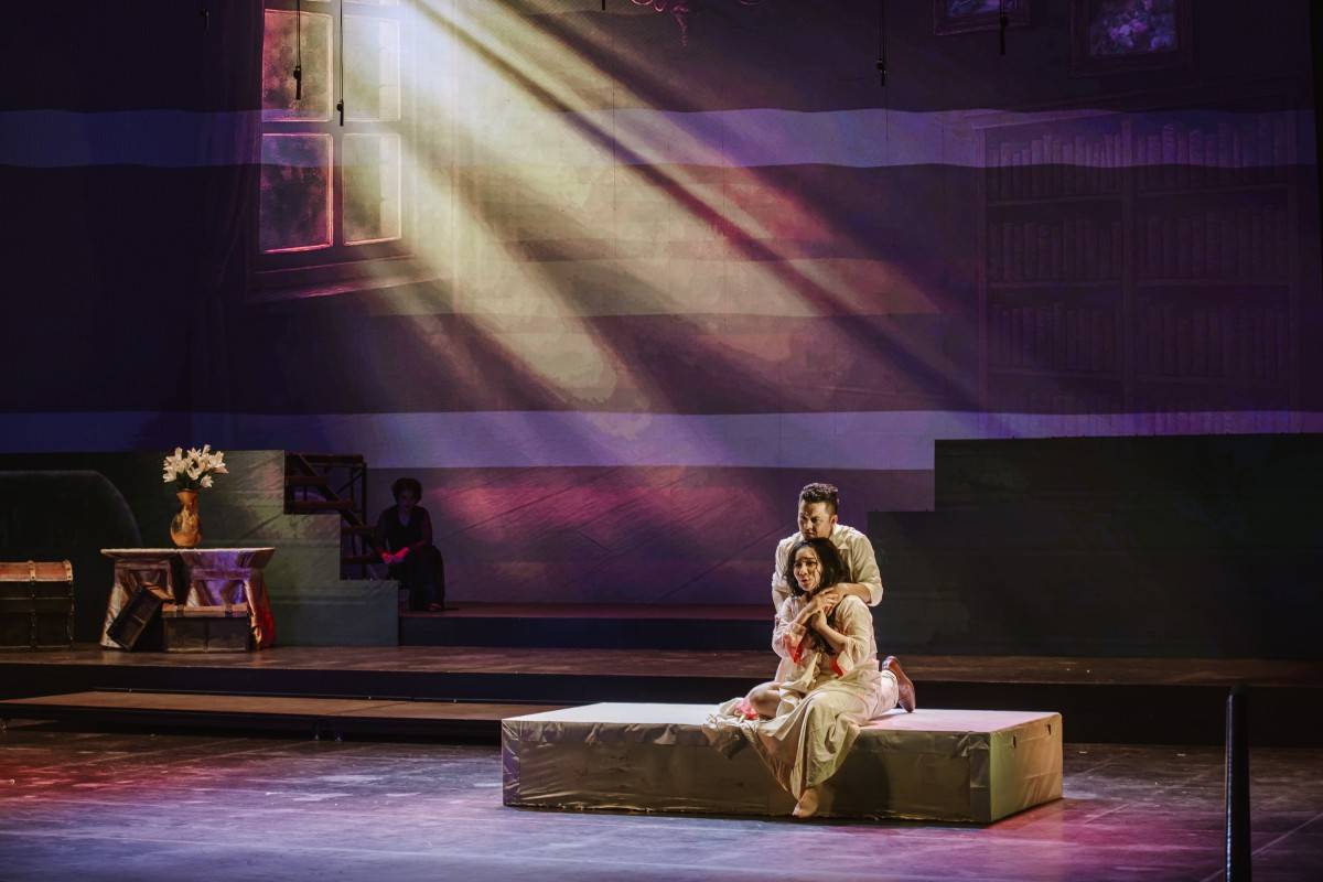 ​​​​​​​Alfredo trở lại, ôm lấy Violetta trong những giây phút cuối cùng. Giai điệu Verdi lúc này trở nên ấm áp, dịu dàng. Tình yêu cuối cùng cũng được cứu rỗi dù chỉ trong khoảnh khắc.