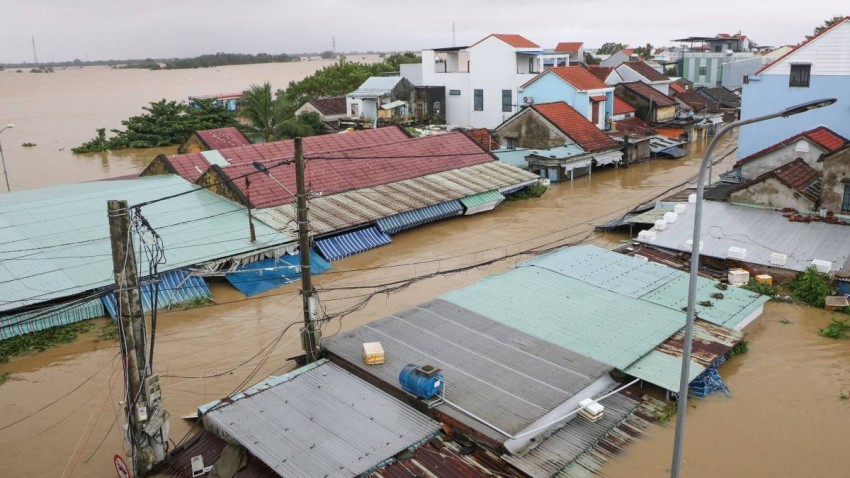 Dọc cầu Cẩm Thanh nhà cửa nhiều hộ dân bị ngập sâu trong nước lũ. Dọc cầu Cẩm Thanh nhà cửa nhiều hộ dân bị ngập sâu trong nước lũ.