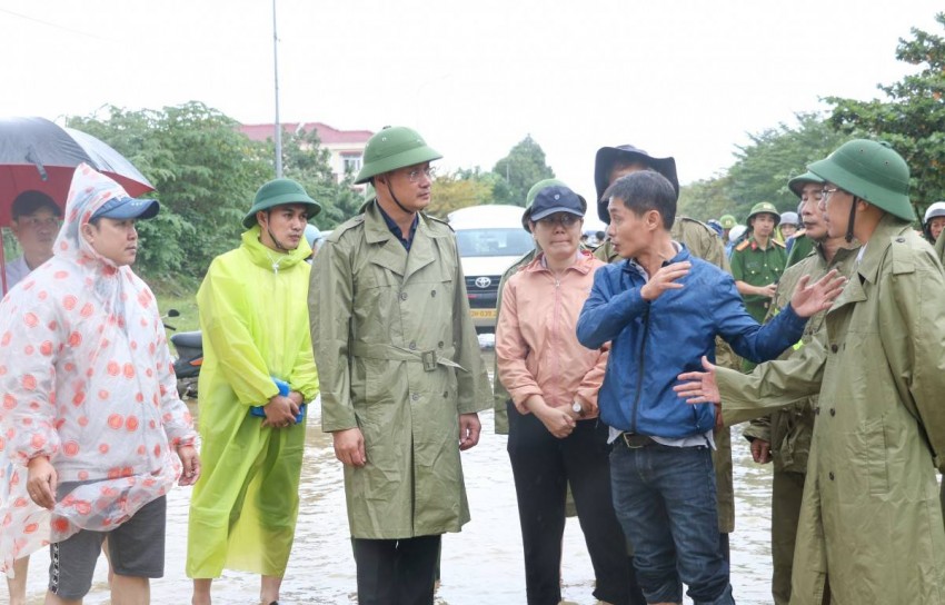 Sáng 28/10, Bí thư Thành ủy Lê Ngọc Quang kiểm tra thực tế công tác phòng, chống mưa lũ tại phường Hội An Sáng 28/10, Bí thư Thành ủy Lê Ngọc Quang kiểm tra thực tế công tác phòng, chống mưa lũ tại phường Hội An