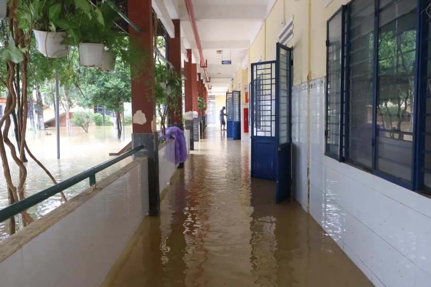 Tình trạng ngập úng cũng xảy ra tại một số khu vực xã Hòa Vang, nơi nước lũ tràn qua các làm ngập nhiều nhà cửa, các tuyến đường giao thông bị chia cắt. Trường THCS Phạm Văn Đồng trên địa bàn xã cũng bị ngập sâu, nước lũ tràn vào các phòng học, khiến toàn bộ khuôn viên trường chìm trong nước. Tình trạng ngập úng cũng xảy ra tại một số khu vực xã Hòa Vang, nơi nước lũ tràn qua các làm ngập nhiều nhà cửa, các tuyến đường giao thông bị chia cắt. Trường THCS Phạm Văn Đồng trên địa bàn xã cũng bị ngập sâu, nước lũ tràn vào các phòng học, khiến toàn bộ khuôn viên trường chìm trong nước.