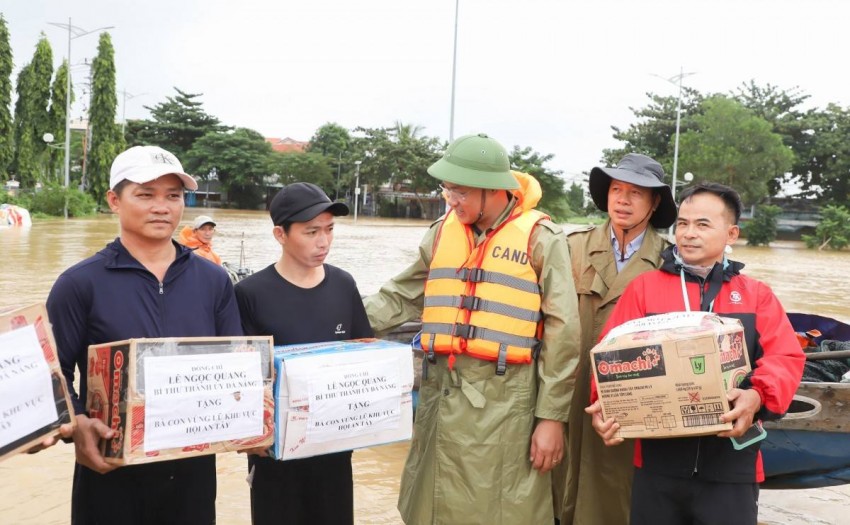 Bí thư Thành ủy Lê Ngọc Quang thăm hỏi, động viên người dân vùng lũ Bí thư Thành ủy Lê Ngọc Quang thăm hỏi, động viên người dân vùng lũ