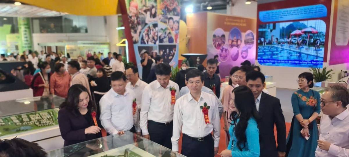 Các đại biểu tham quan gian hàng