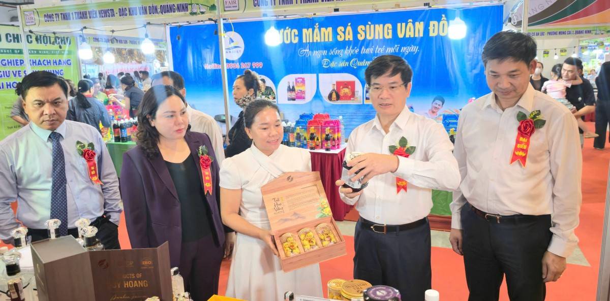 Phó Bí thư Tỉnh ủy QN thăm, động viên DN Huy Hoàng tại Hội chợ OCOP