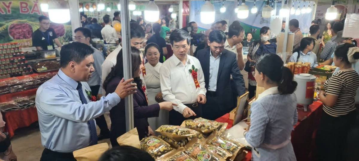 Các đại biểu tham quan gian hàng