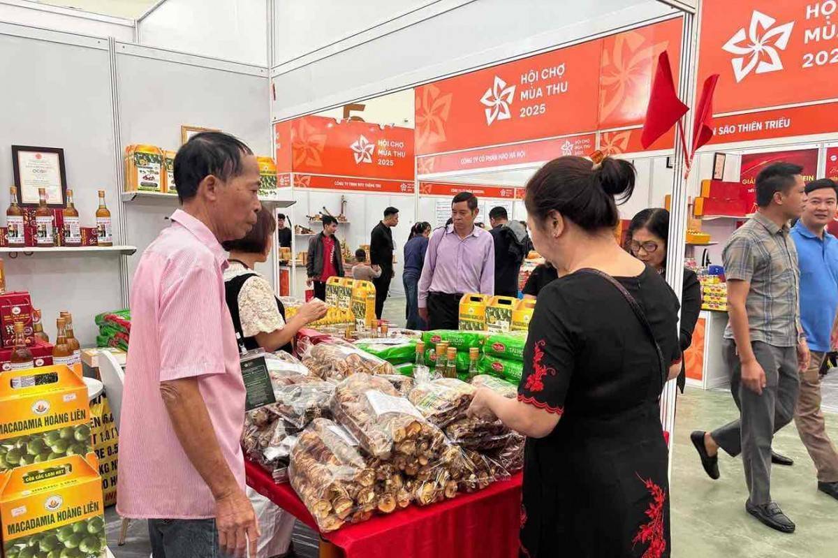 Hội chợ Mùa Thu 2025: Biển người săn hàng giảm giá, doanh nghiệp bội thu