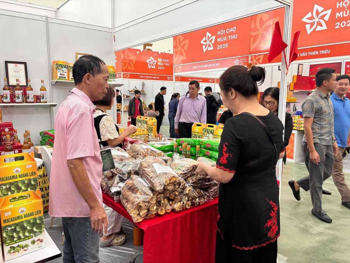 Hội chợ Mùa Thu 2025: Biển người săn hàng giảm giá, doanh nghiệp bội thu Hội chợ Mùa Thu 2025: Biển người săn hàng giảm giá, doanh nghiệp bội thu