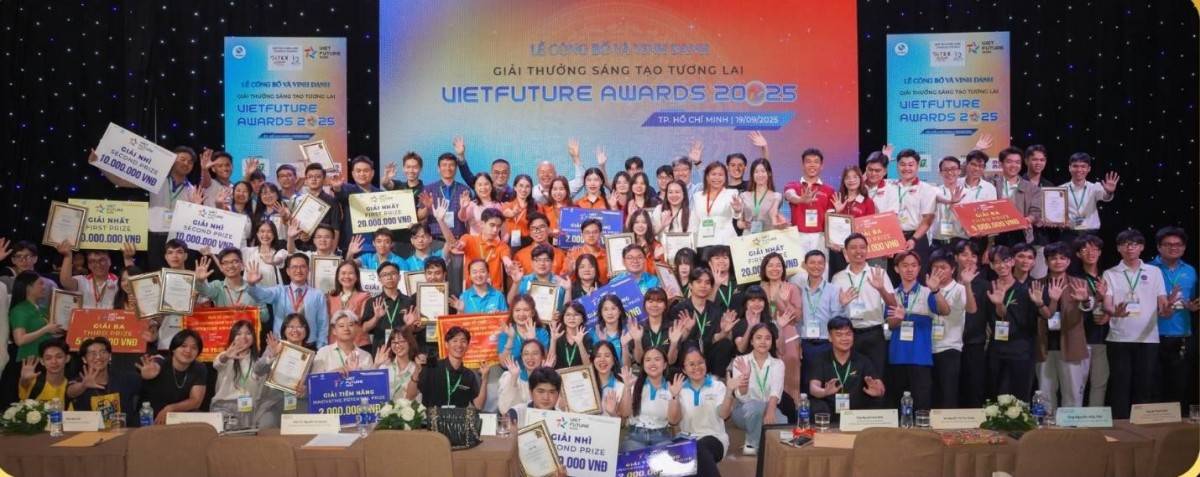 Chú thích ảnh: Lễ Công bố và Vinh danh Giải thưởng Sáng tạo Tương lai – VietFuture Awards 2025, chương trình ghi nhận sự bứt phá mạnh mẽ của cộng đồng sinh viên yêu công nghệ trên cả nước Chú thích ảnh: Lễ Công bố và Vinh danh Giải thưởng Sáng tạo Tương lai – VietFuture Awards 2025, chương trình ghi nhận sự bứt phá mạnh mẽ của cộng đồng sinh viên yêu công nghệ trên cả nước