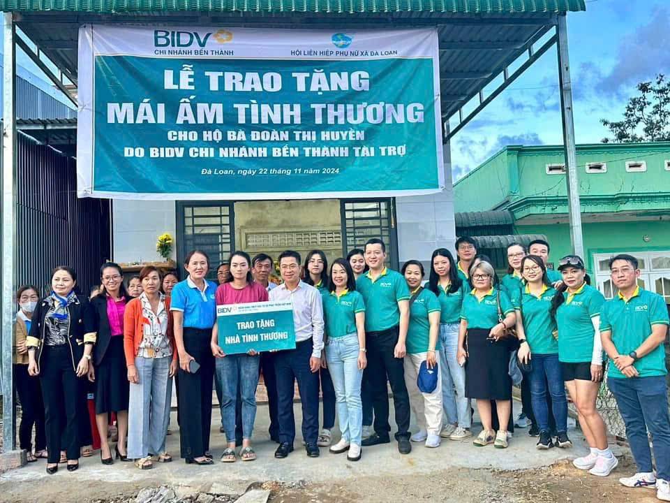 Bảo vệ nền tảng tư tưởng của Đảng từ góc nhìn người đảng viên ngành ngân hàng Bảo vệ nền tảng tư tưởng của Đảng từ góc nhìn người đảng viên ngành ngân hàng