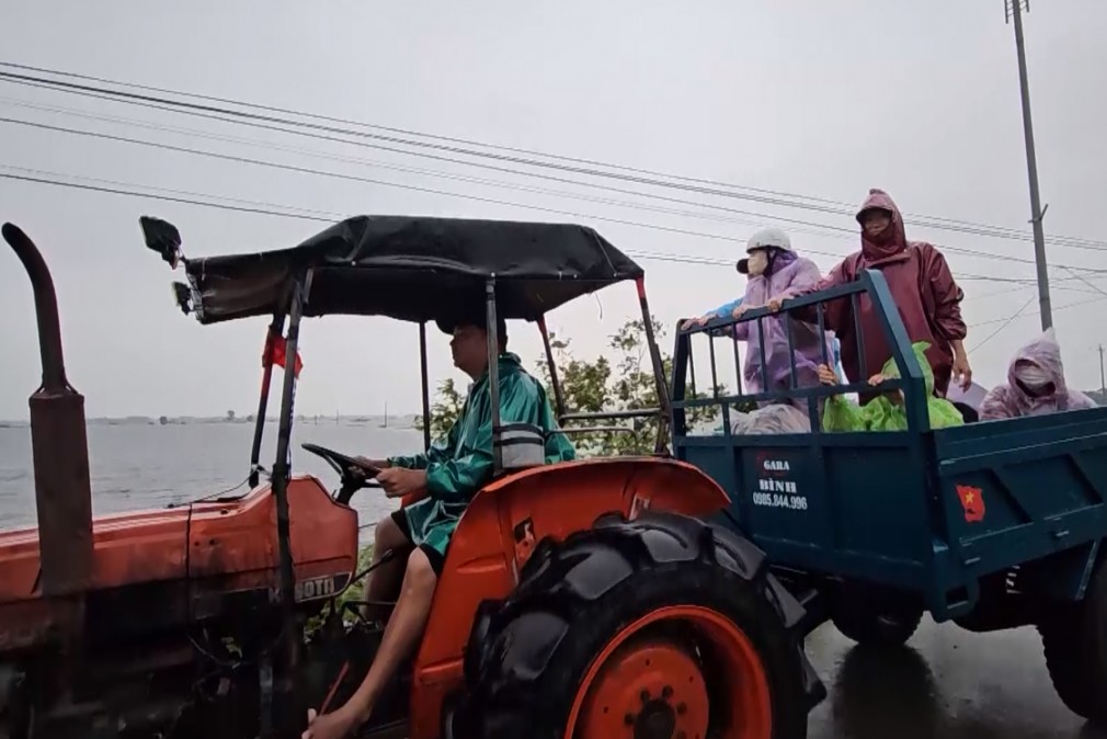 Người thanh niên lái máy cày làm “xe cứu hộ” giữa lũ Quảng Trị