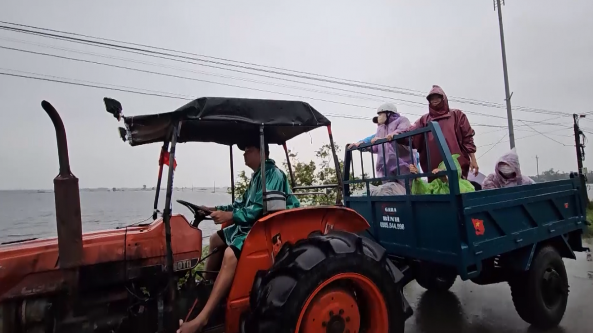 Người thanh niên lái máy cày làm “xe cứu hộ” giữa lũ Quảng Trị Người thanh niên lái máy cày làm “xe cứu hộ” giữa lũ Quảng Trị