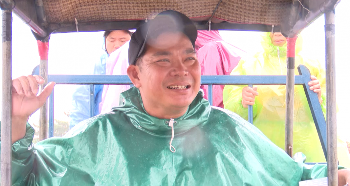 Người thanh niên lái máy cày làm “xe cứu hộ” giữa lũ Quảng Trị Người thanh niên lái máy cày làm “xe cứu hộ” giữa lũ Quảng Trị