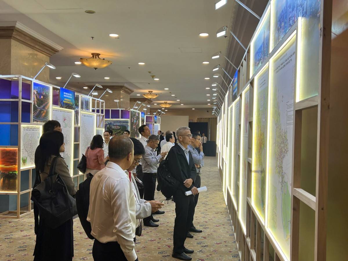 Các đại biểu tham quan khu vực triển lãm Các đại biểu tham quan khu vực triển lãm