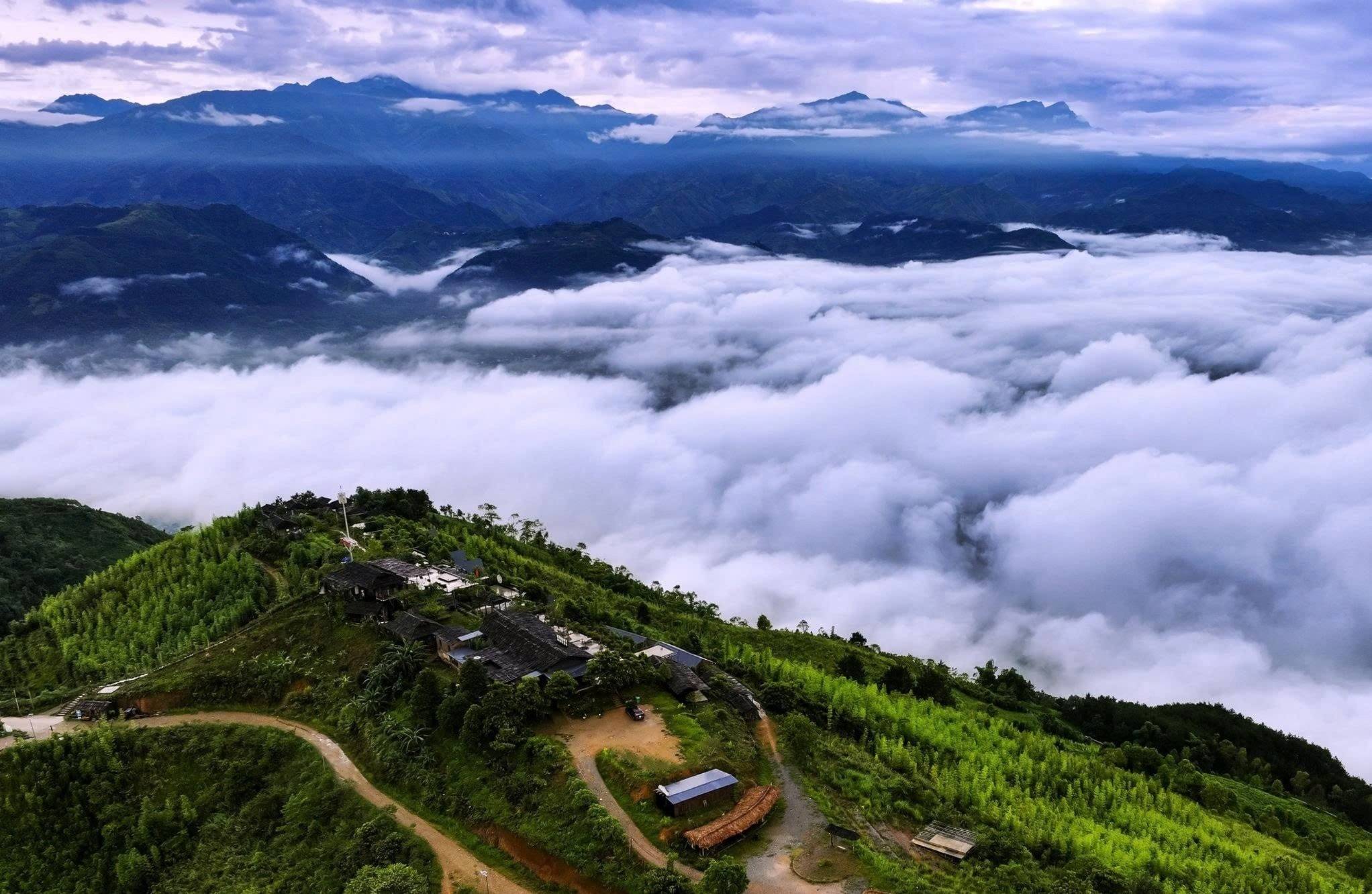 đỉnh Chông Ka Y lại là điểm săn mây nổi tiếng,